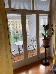Pokój z drzwiami i patio ze stołem i krzesłami w obiekcie Kasa Reina HT LSS00215 w mieście San Sebastián