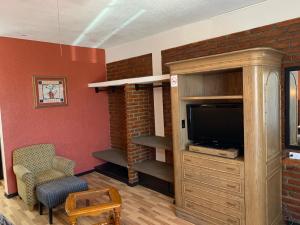 TV a/nebo společenská místnost v ubytování Hotel Los Arcos