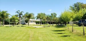 ein Park mit einem Van im Gras geparkt in der Unterkunft Bungalows Mexico in Concepción del Uruguay