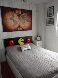 a bedroom with a large bed with red pillows at Hermoso departamento para viajeros in San Fernando