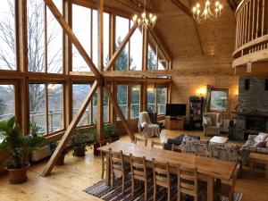 TV a/nebo společenská místnost v ubytování Carpathian Log Home