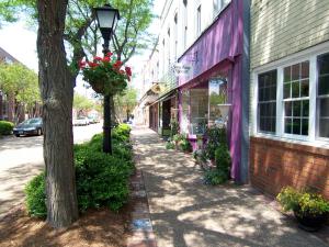 una calle con un árbol y un edificio rosa en Magnolia House Inn, en Hampton