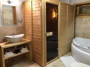 Koupelna v ubytování Carpathian Log Home