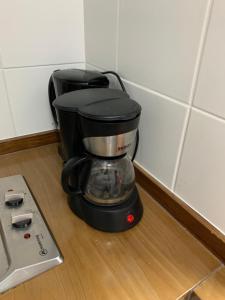 une cafetière assise au-dessus d'un comptoir dans l'établissement Departamento Parque Suizo Pucon, à Pucón