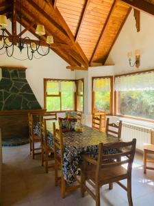 ein Esszimmer mit einem Tisch und Stühlen in der Unterkunft Casa en Ushuaia in Ushuaia