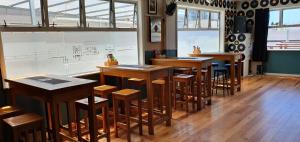 Hotel Motueka Backpackers, Loud Live Music Friday Saturday Nights餐廳或用餐的地方