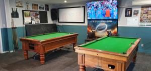 Hotel Motueka Backpackers, Loud Live Music Friday Saturday Nights撞球桌