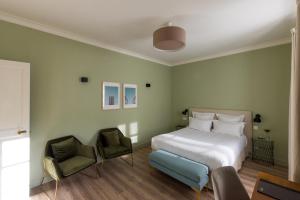 阿尔勒Hotel de l'Anglais, Guesthouse的卧室配有白色的床和2把椅子