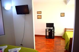 Una habitación con dos camas y un televisor de pantalla plana. en Departamento Salta mi Ciudad 1, en Salta 4 fotos más