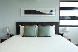 Ein Bett oder Betten in einem Zimmer der Unterkunft The Branksome Hotel & Residences