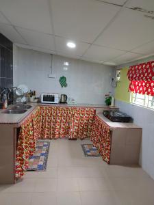 Kuchyň nebo kuchyňský kout v ubytování Aisya homestay jerteh