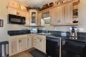 Kuchyň nebo kuchyňský kout v ubytování Deer Mountain 28B condo