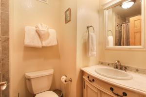 Koupelna v ubytování Deer Mountain 28B condo + 20 fotografií