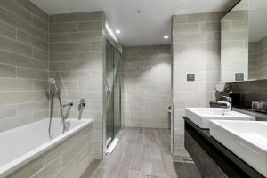 Ein Badezimmer in der Unterkunft The Branksome Hotel & Residences