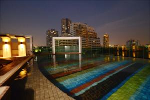 una piscina en la azotea de un edificio con ciudad en Beverly 33 by Aspira, en Bangkok