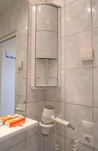ein kleines Bad mit einem WC und einem Spiegel in der Unterkunft Zentrales Apartment für 2 *Bogenstraße* in Norderney