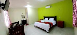 Postel nebo postele na pokoji v ubytování HOTEL VILLA CALAKMUL