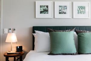Ein Bett oder Betten in einem Zimmer der Unterkunft The Branksome Hotel & Residences