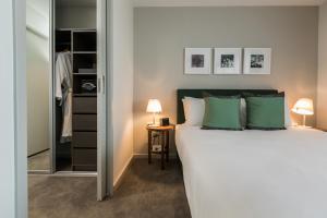 Tempat tidur dalam kamar di The Branksome Hotel & Residences