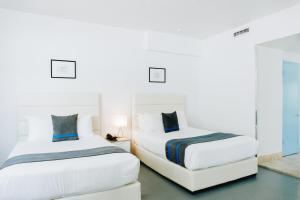 En eller flere senge i et værelse på Aqua Hotel & Suites