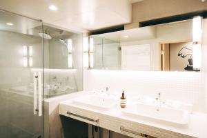 Et badeværelse på MINKA Riverside Villas