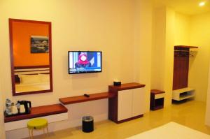 una sala de espera con ácición en Venia Hotel Batam - CHSE Certified en Sagulung