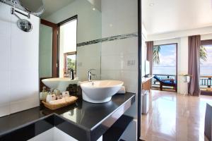 ein Badezimmer mit zwei Waschbecken und einem großen Spiegel in der Unterkunft Crystal Bay Beach Resort in Lamai