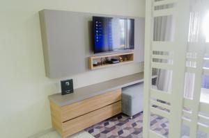 En TV eller et underholdningssystem på Ótimo apartamento, em excelente localização JL Shopping