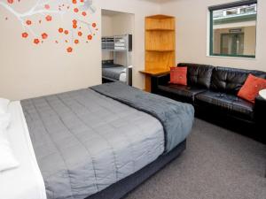 Een bed of bedden in een kamer bij Motueka TOP 10 Holiday Park