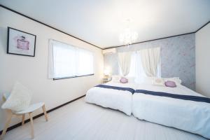 Un dormitorio blanco con una cama grande y una ventana en Awaji Central Inn Kuruma713 en Awaji