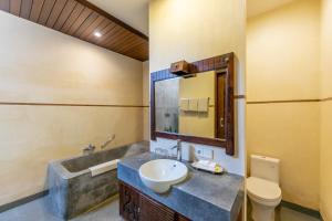 Koupelna v ubytování De Munut Balinese Resort