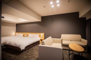 La Vista Furano Hills Natural Hot Spring客房内的一张或多张床位
