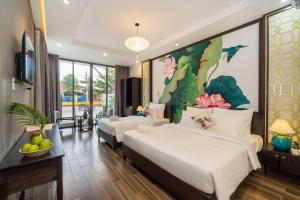 ein Hotelzimmer mit 2 Betten und einem Wandbild in der Unterkunft Hoi An Gravel Pool Villa & Spa in Hoi An
