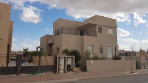 um edifício com uma cerca em frente em בית בלב מדבר little house in the desert em Yeroẖam
