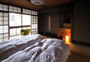 Postel nebo postele na pokoji v ubytování IZUYASU Traditional Kyoto Inn serving Kyoto cuisine