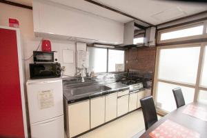 uma cozinha com um lavatório e uma bancada em Otaru Katsunai House em Otaru