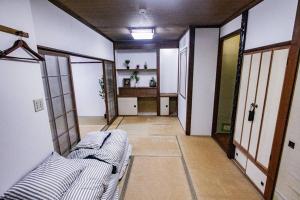 sala de estar con sofá en una habitación en Otaru Katsunai House, en Otaru