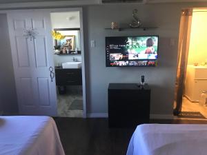 Μια τηλεόραση ή/και κέντρο ψυχαγωγίας στο Abacus Jamaica the Zana Suites +70 φωτογραφίες