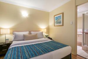 
A bed or beds in a room at The Peninsula Riverside Serviced Apartments

