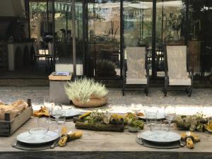 una mesa con platos de comida y copas de vino en La Saracina en Pienza