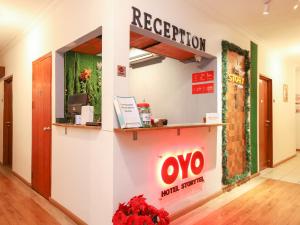亞庇的住宿－Super OYO 218 Storytel，墙上有标志的接待室