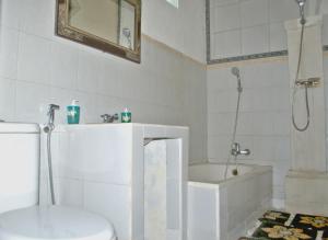 Ein Badezimmer in der Unterkunft Rumah Roda