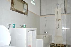 Ein Badezimmer in der Unterkunft Rumah Roda