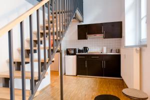 eine Küche mit einer Treppe, die zu einer Küche führt in der Unterkunft LE-Style! Top-Galerie-Studio Bauhaus-Stil in Leipzig