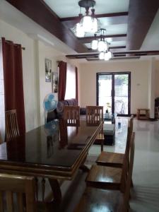 Villa Cresenciana في Batuan: غرفة معيشة مع طاولة طعام وكراسي