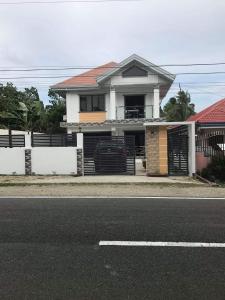 a house on the side of the street at Villa Cresenciana in Batuan