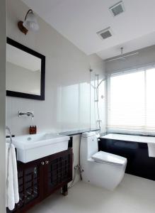 バンコクにあるRongratana Executive Residence Bangkokの洗面台とトイレを備えた白いバスルーム