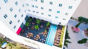 una vista aérea de un edificio con patio en Onomo Hotel Dar es Salaam en Dar es Salaam