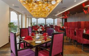 Posezení v ubytování Ramada by Wyndham Kathmandu Dhumbarahi