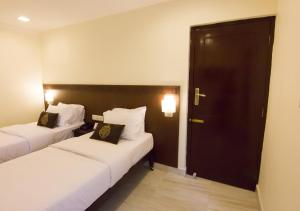 Ένα ή περισσότερα κρεβάτια σε δωμάτιο στο Cloud Nine Serviced Apartments